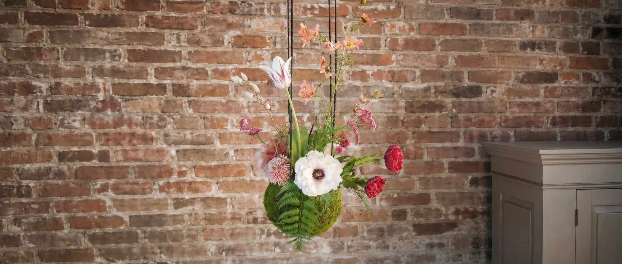 Zelf een hangend bloemstuk maken: creëer jouw eigen bloemenbol