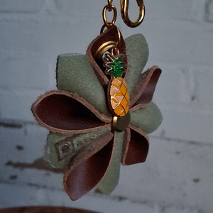 Sleutelhanger | Bloem/ster - bruin/groen